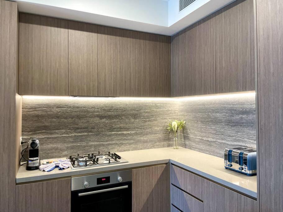 Luxury Stunning Riverview 1 Bedroom 479f Apartment *